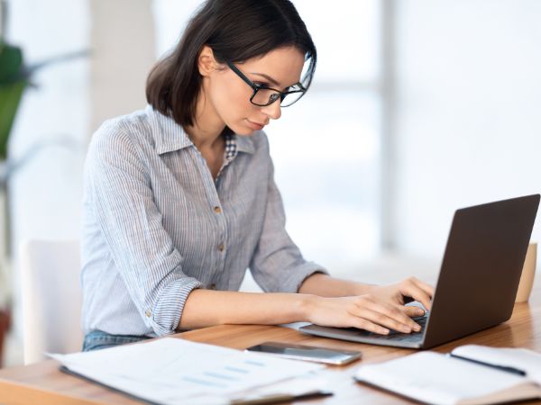 This is a photo of a lady on her computer she is Registering her business with ASIC and ABR.gov.au.