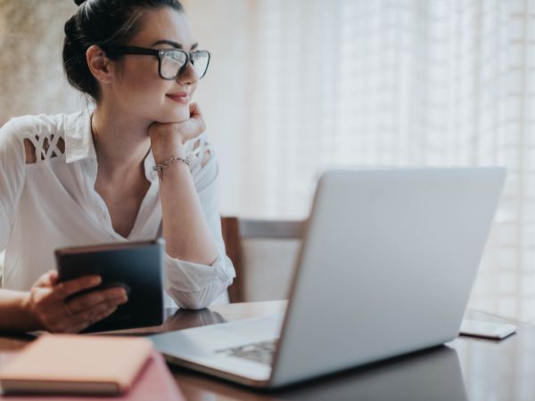 Lady searching for somehting online, reading the results, have you forfilled Search-Intent for your business?